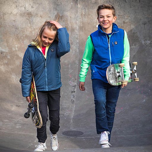 En vardagsklädd kille och en tjej i skateparken